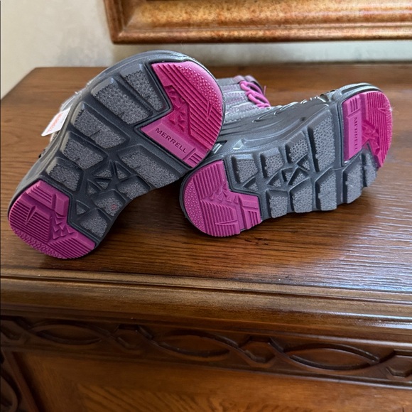 Merrell Gray/Berry little Kids' Snow Boots. Size 5 little kids. - Picture 9 of 14